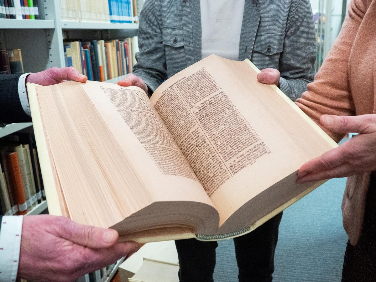 Image Bachbijbel overhandigd